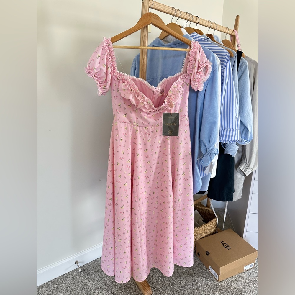 Lovely pink dress made of a high quality fabric that feels amazing on the skin